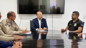 Prefeito de Eunápolis se reúne com forças de segurança para discutir atuação no município Prefeito de Eunápolis se reúne com forças de segurança para discutir atuação no município 1