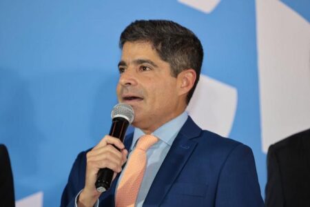 ACM Neto promete zerar ICMS do combustível para reduzir passagens de ônibus na Bahia ACM Neto promete zerar ICMS do combustível para reduzir passagens de ônibus na Bahia 6