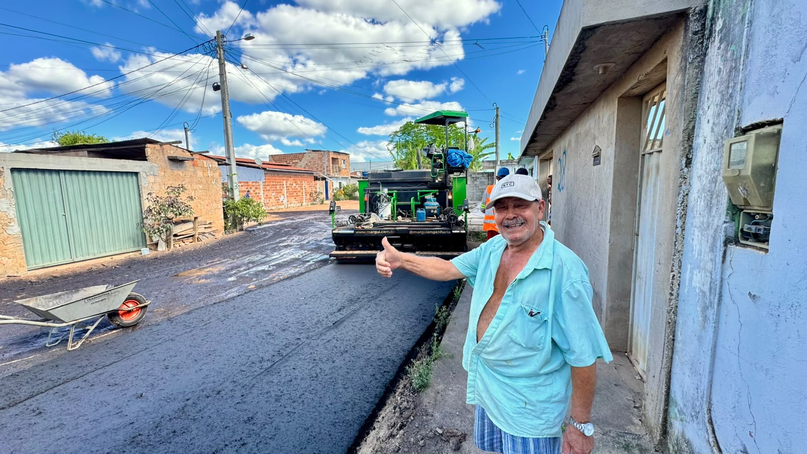 Moradores e comerciantes comemoram a chegada do asfalto no Nova Eunápolis; Prefeitura mantém ritmo acelerado nas pavimentações 6