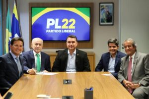 ACM Neto fecha apoio a Flávio Bolsonaro e fará campanha na Bahia ACM Neto fecha apoio a Flávio Bolsonaro e fará campanha na Bahia 117