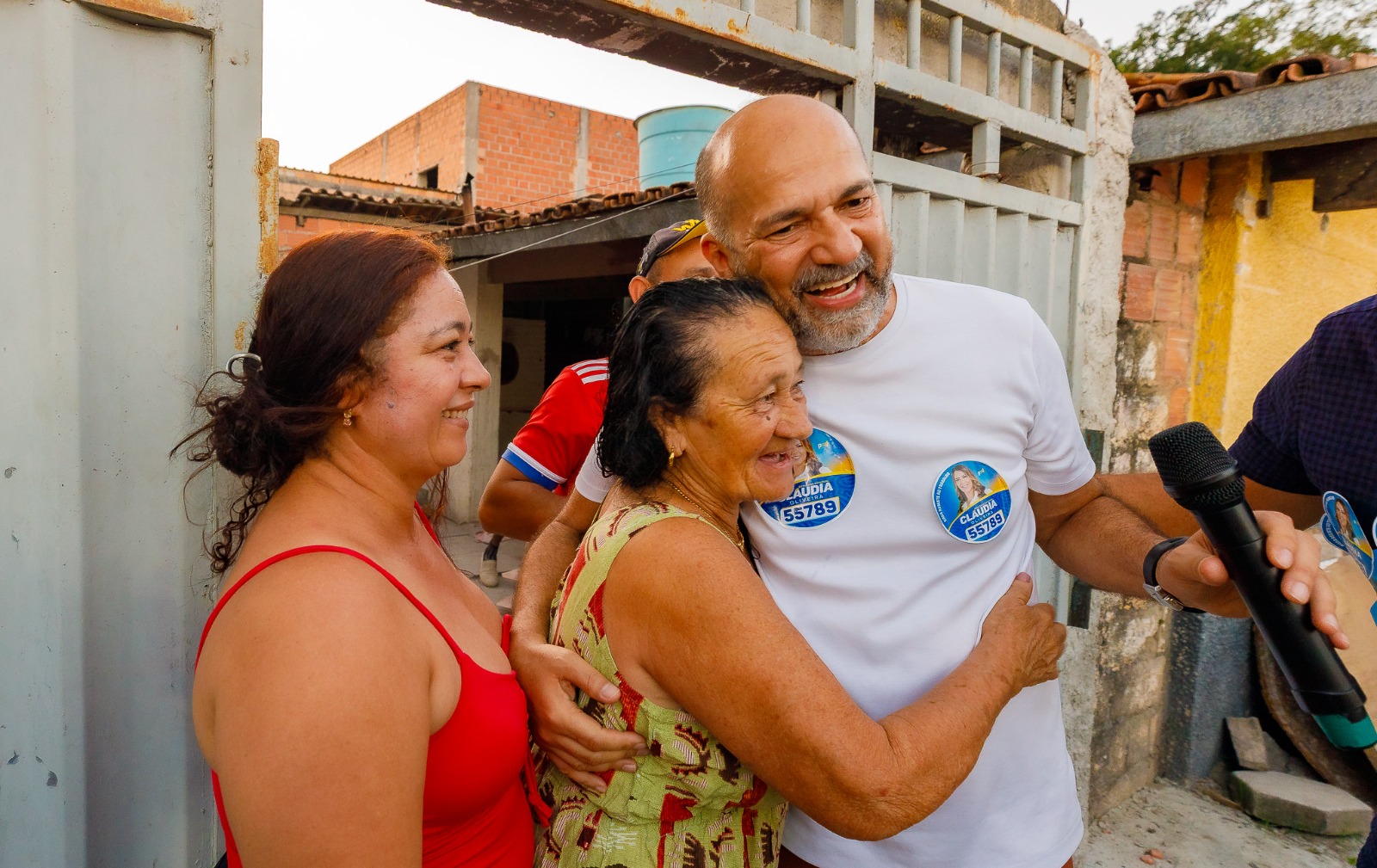 Robério lidera caminhada no Juca Rosa em apoio à reeleição de Cláudia Oliveira 8