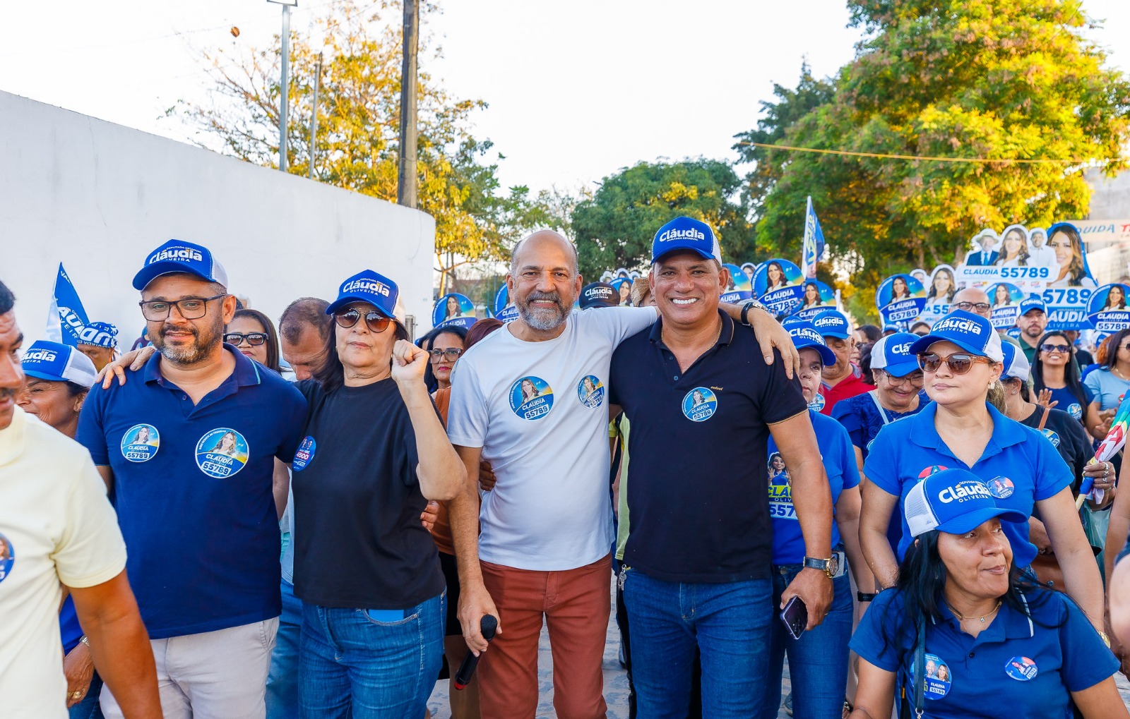 Robério lidera caminhada no Juca Rosa em apoio à reeleição de Cláudia Oliveira 6