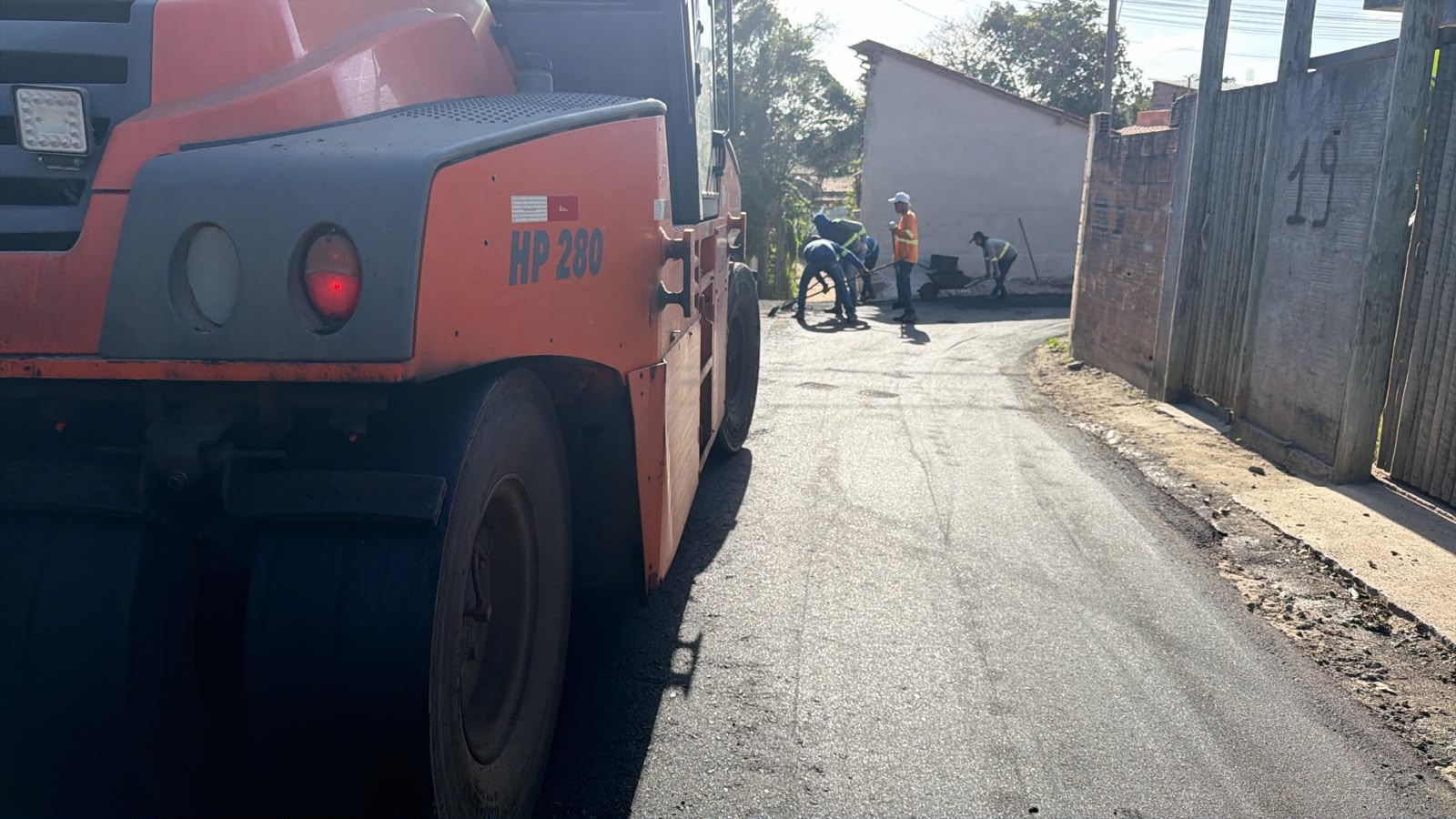 Obras de pavimentação asfáltica seguem aceleradas no bairro Xandó, em Trancoso 5