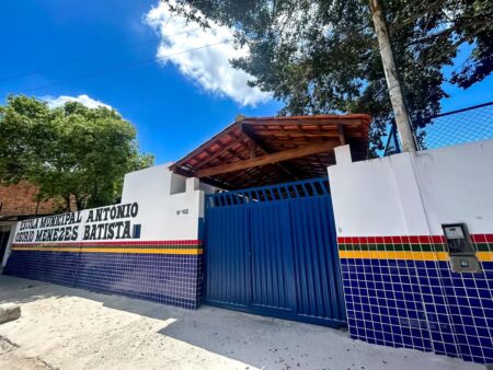 Escola Municipal Antônio Osório Batista, no Cambolo, recebe reforma completa e ganha quadra com grama sintética Escola Municipal Antônio Osório Batista, no Cambolo, recebe reforma completa e ganha quadra com grama sintética 125