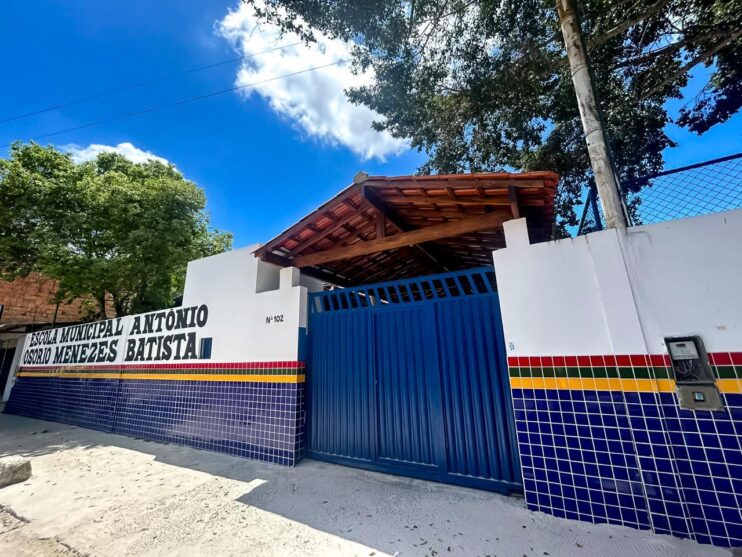 Escola Municipal Antônio Osório Batista, no Cambolo, recebe reforma completa e ganha quadra com grama sintética Escola Municipal Antônio Osório Batista, no Cambolo, recebe reforma completa e ganha quadra com grama sintética 4