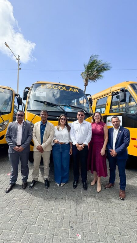 Deputada Cláudia Oliveira viabiliza ônibus escolares para Eunápolis, Itabela e Guaratinga Deputada Cláudia Oliveira viabiliza ônibus escolares para Eunápolis, Itabela e Guaratinga 125