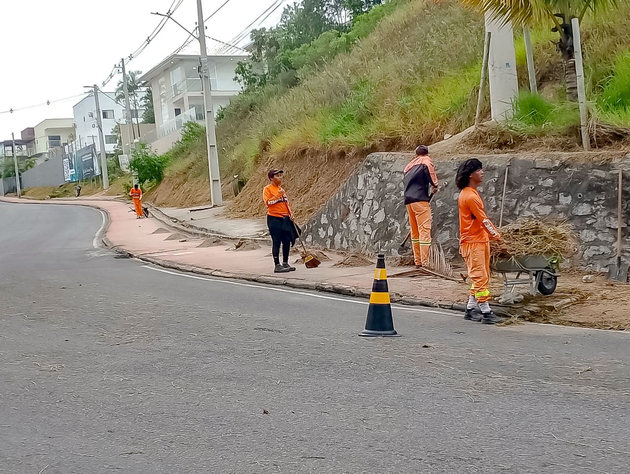 Ladeira do Xurupita recebe serviços de limpeza e conservação durante toda essa semana 6