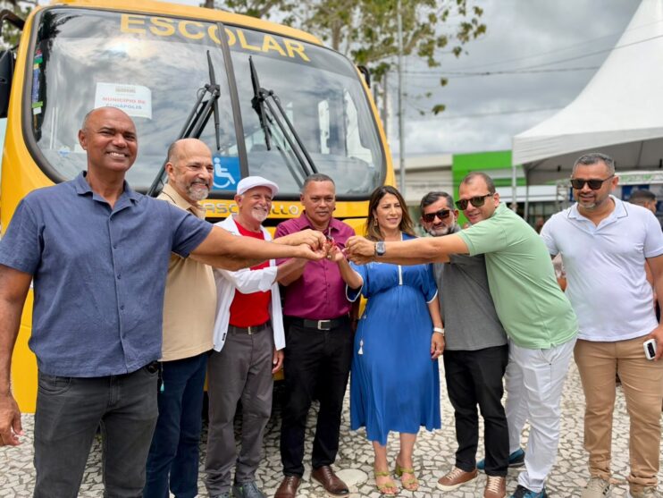 Prefeitura de Eunápolis entrega sete novos veículos para a Saúde, Educação, Assistência Social e Serviços Públicos Prefeitura de Eunápolis entrega sete novos veículos para a Saúde, Educação, Assistência Social e Serviços Públicos 4