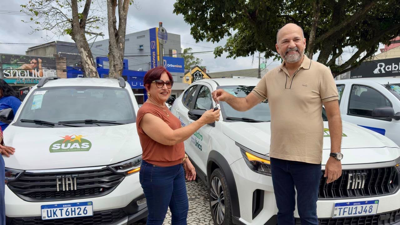 Prefeitura de Eunápolis entrega sete novos veículos para a Saúde, Educação, Assistência Social e Serviços Públicos 8