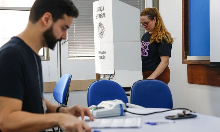 Eleitor que faltou ao primeiro turno pode votar no segundo Eleitor que faltou ao primeiro turno pode votar no segundo 4