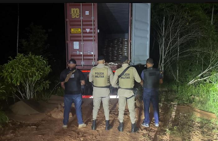 Polícia recupera carga de cacau em pó avaliada em R$ 500 mil após roubo na BR-101 Polícia recupera carga de cacau em pó avaliada em R$ 500 mil após roubo na BR-101 4